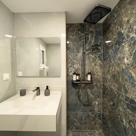 Beyond Hospitality-modern 3 Bedroom Apartment *